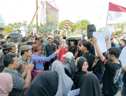 Viral Sosok Hj. Eliana Jadi Penyejuk di Tengah Panasnya Demo Mahasiswa dan Ojol Bukittinggi